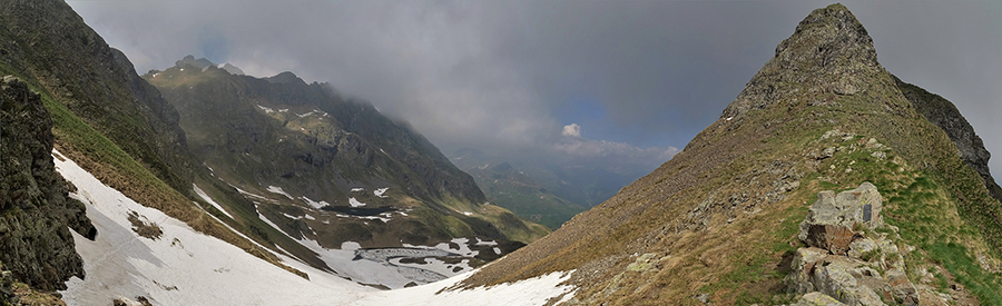 Dalla Bocchetta Triomen (2005 m) vista sui Laghetti di Ponteranica (2115 m)